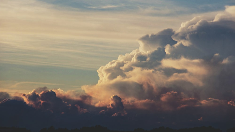 nuages blancs et gris