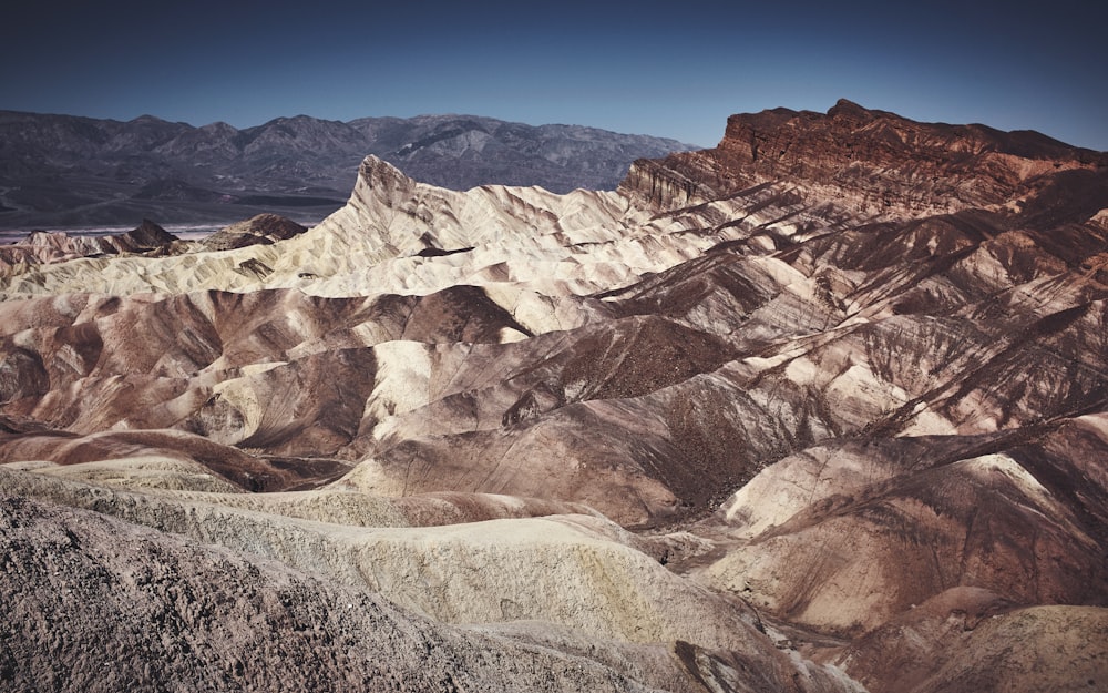 Photographie de paysage de chaînes de montagnes