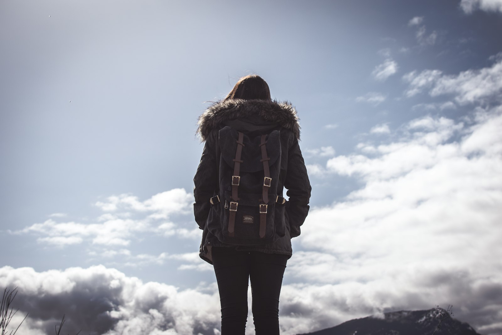 Nikon D5500 + Nikon AF-S DX Nikkor 35mm F1.8G sample photo. Woman looking at clouds photography