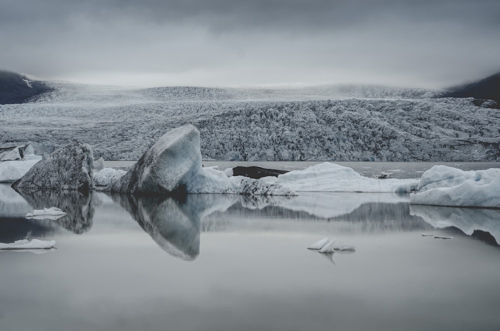 Iceberg no corpo de água