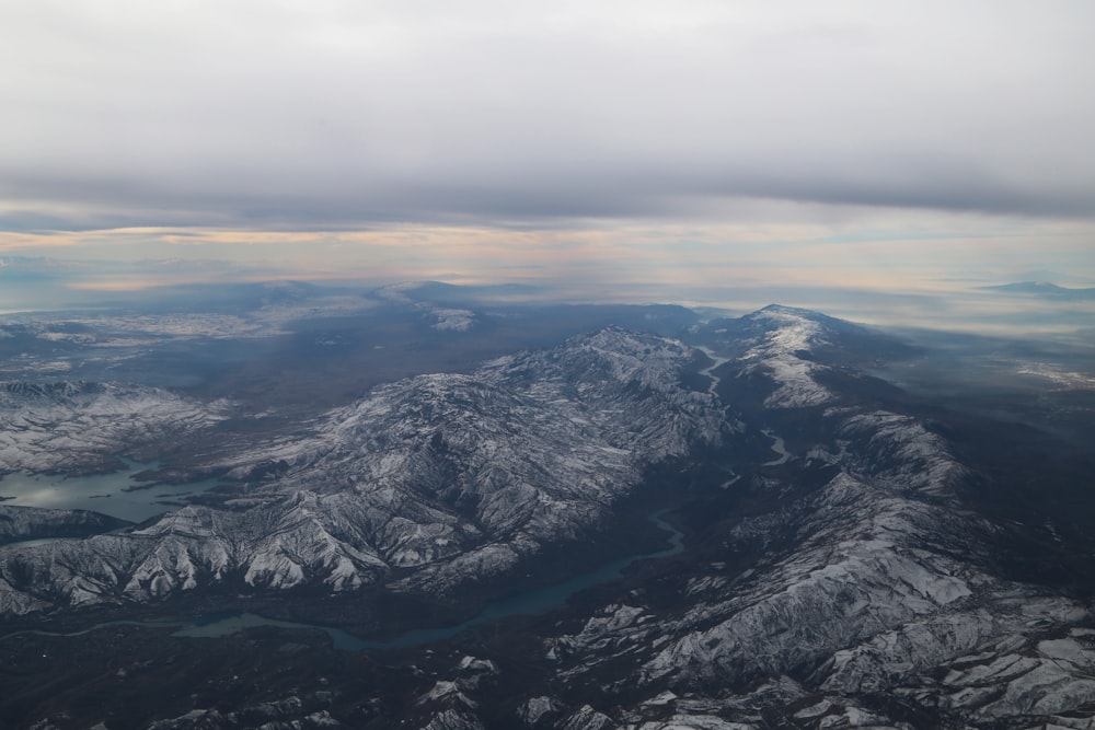 灰色の山々の航空写真