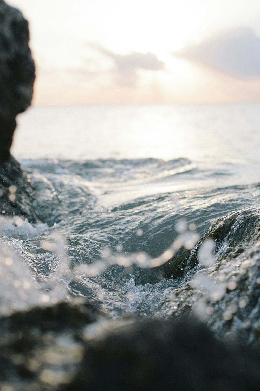 Onda oceânica na costa rochosa