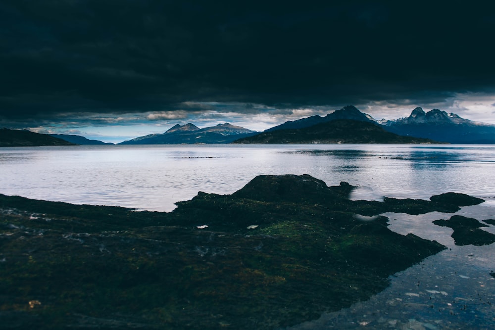 fotografia di paesaggio di montagna e specchio d'acqua