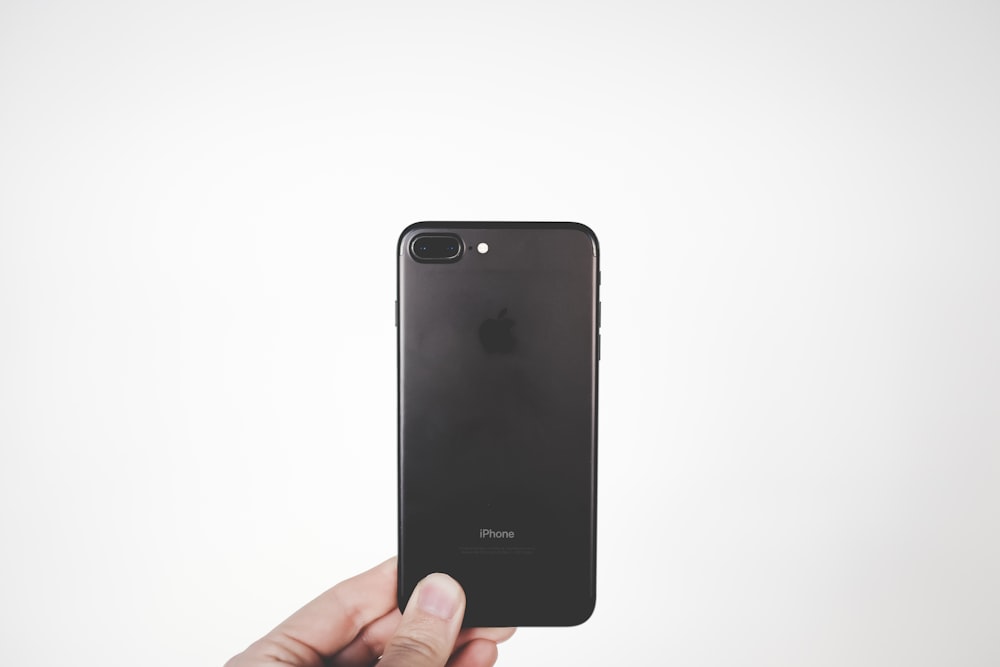 personne tenant un iPhone 7 Plus noir