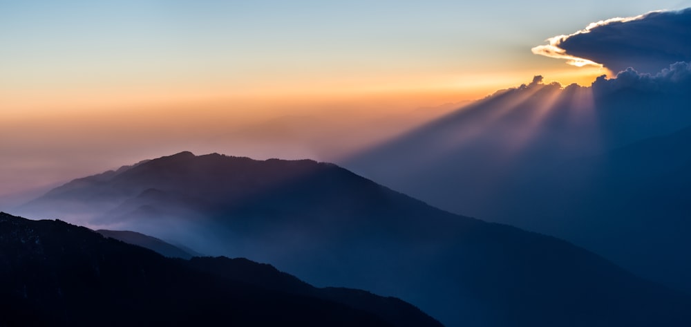 Photographie de vue aérienne de la montagne sous un ciel bleu clair pendant la journée