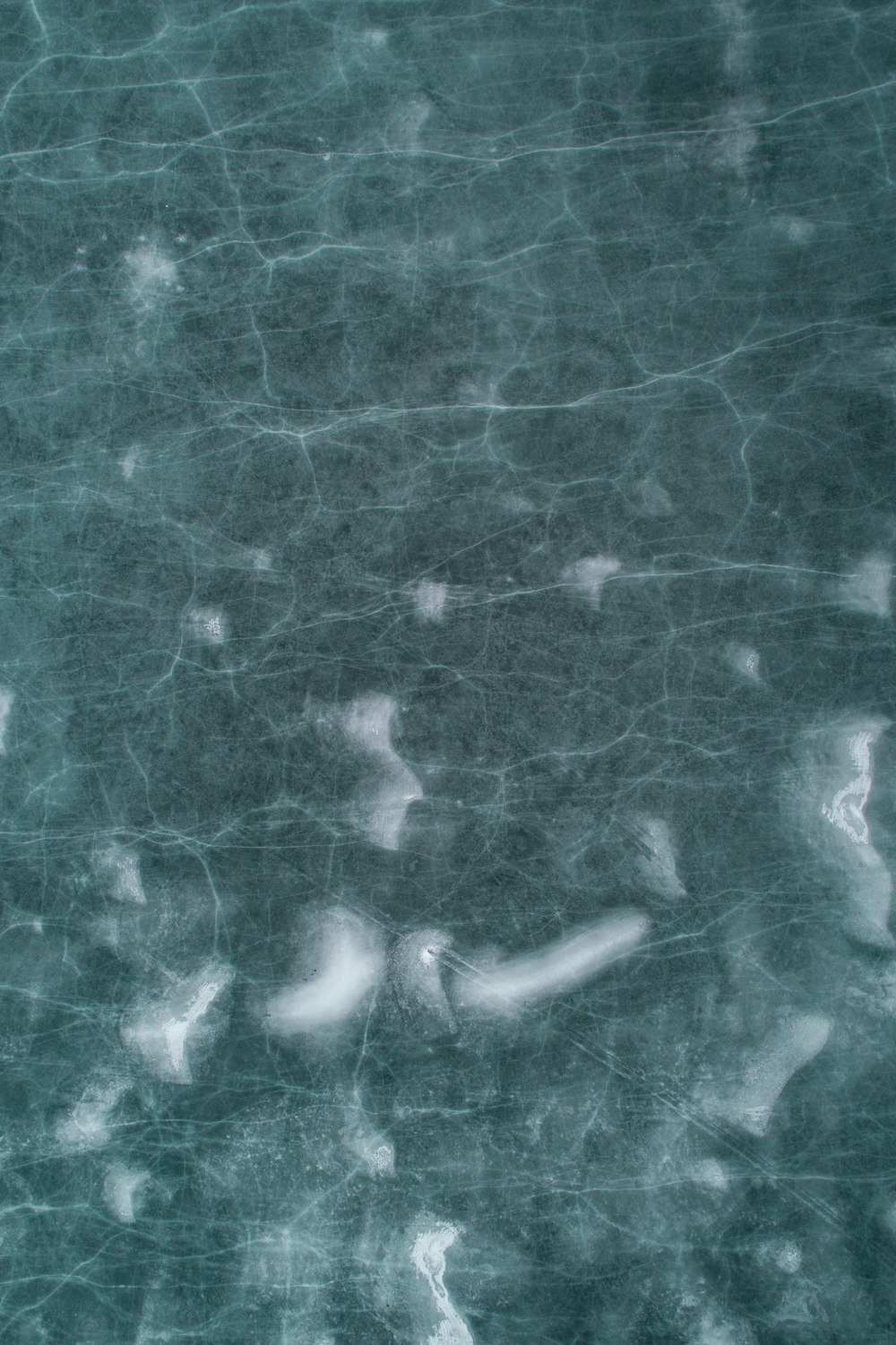 Una foto in bianco e nero di acqua e nuvole