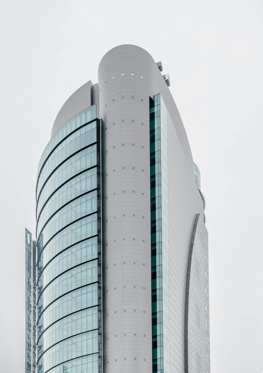 Edificio pintado de blanco