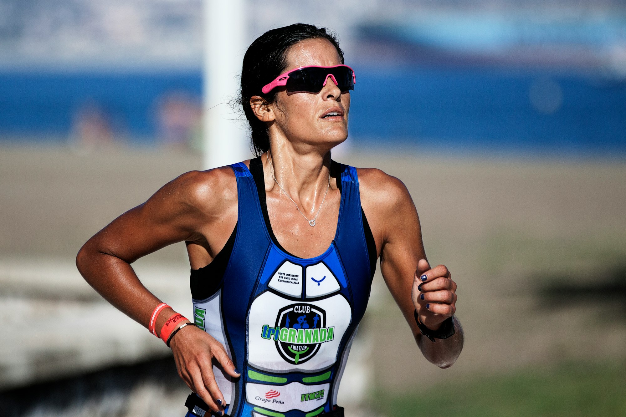 Triatleta durante la carrera a pie por el Paseo Marítimo Antonio Banderas de un triatlón celebrado en Málaga.