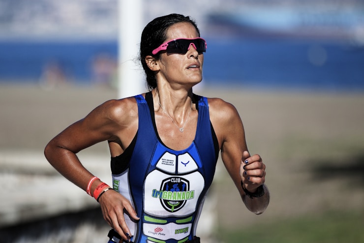 Triatleta durante la carrera a pie por el Paseo Marítimo Antonio Banderas de un triatlón celebrado en Málaga.