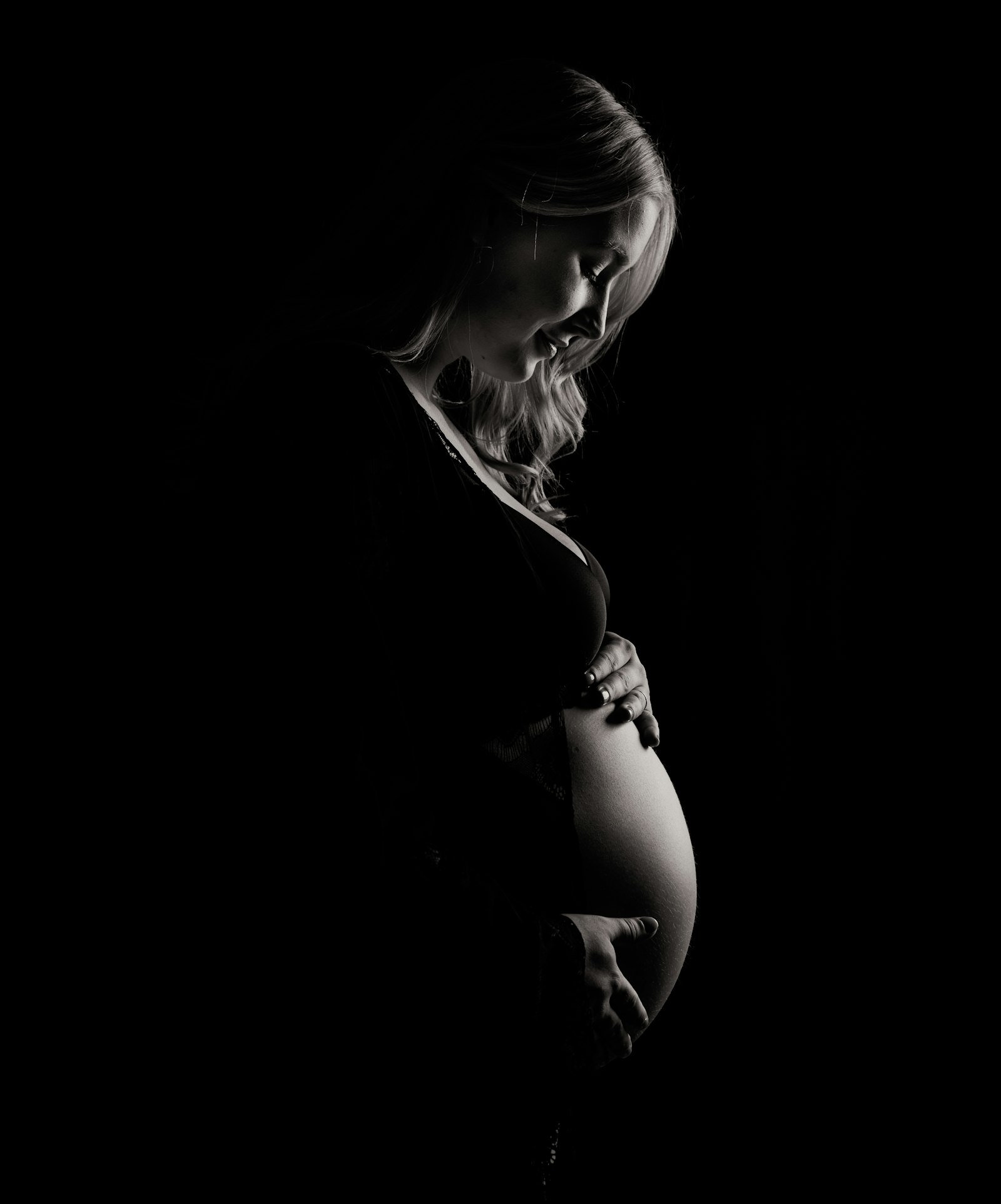 Sigma 50mm F1.4 DG HSM Art sample photo. Pregnant woman holding tummy photography