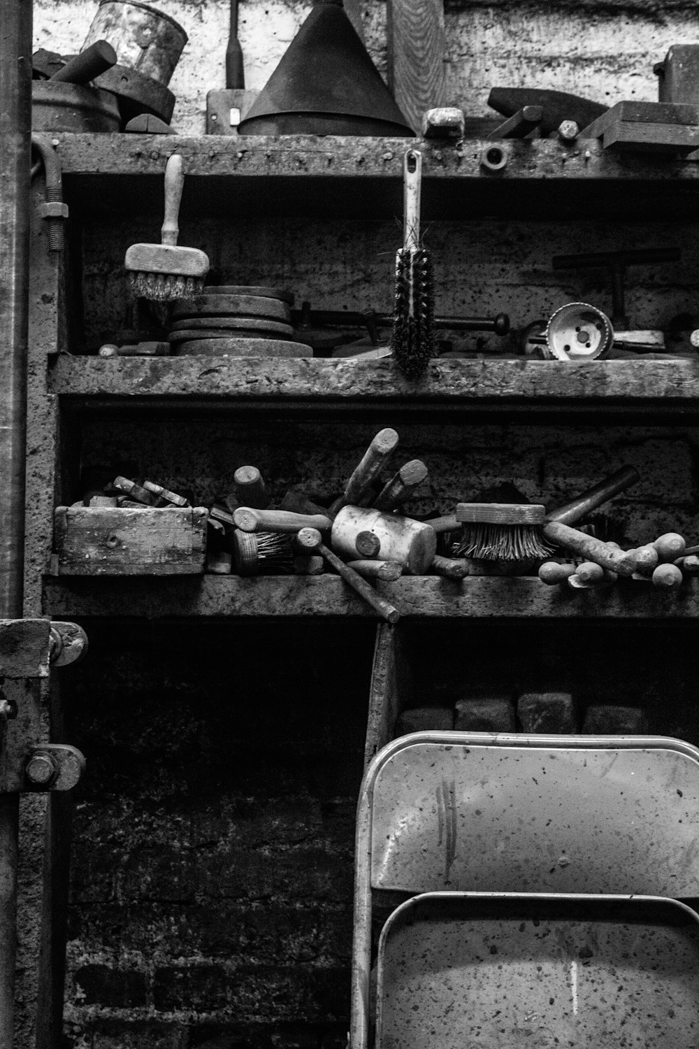 fotografia in scala di grigi dello scaffale con gli strumenti