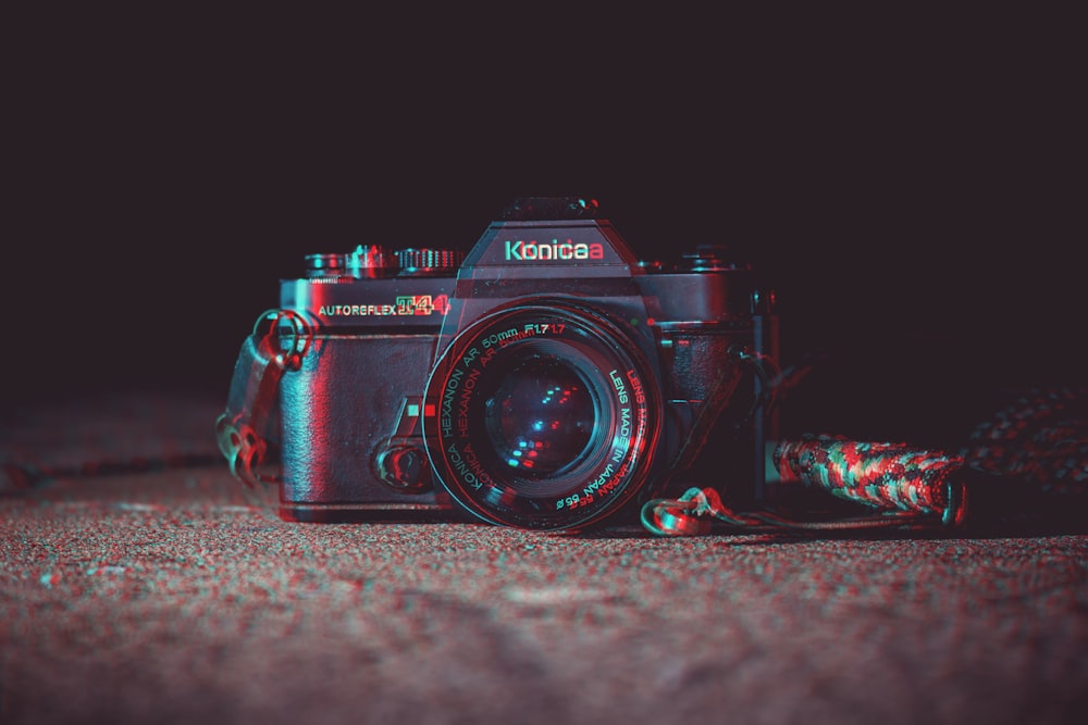 fotografía de enfoque superficial de la cámara DSLR Konica negra