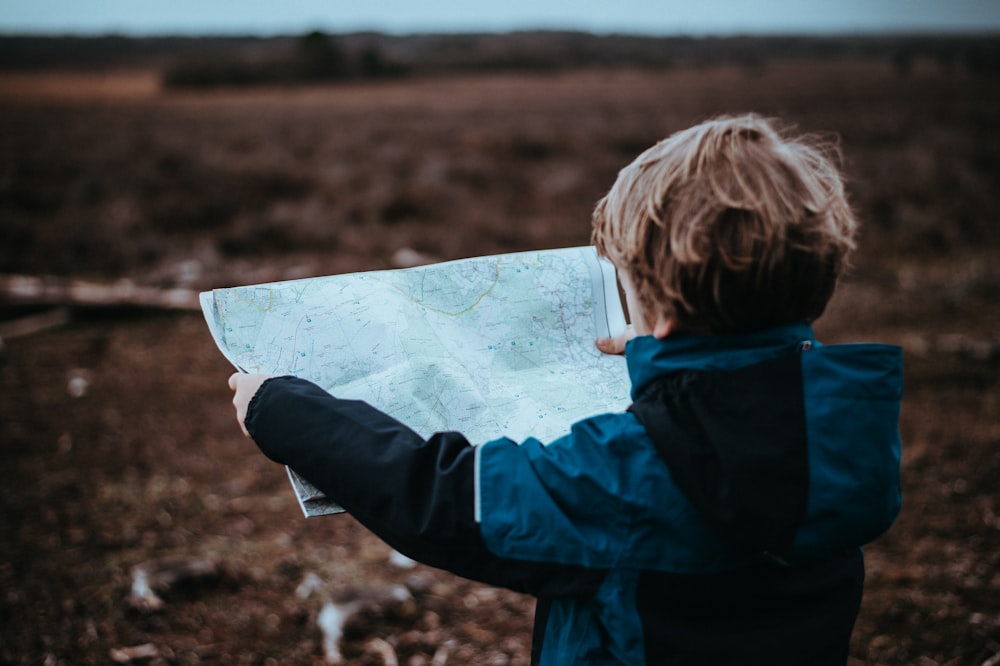 criança olhando para o mapa