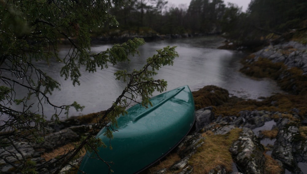 Kayak verde en el río rocoso