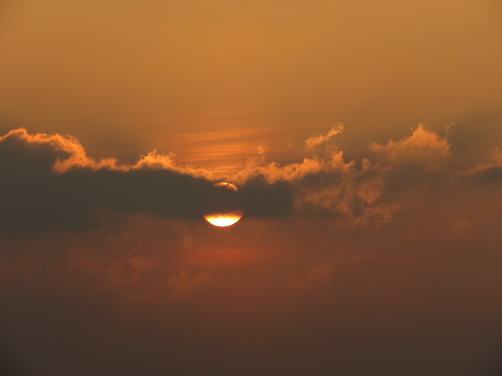 夕暮れ時の雲に覆われた太陽