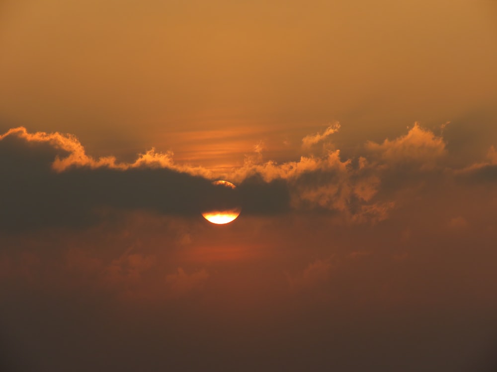 Sol cubierto por nubes al atardecer