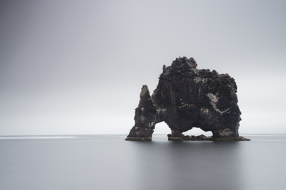 formazione rocciosa nera sullo specchio d'acqua