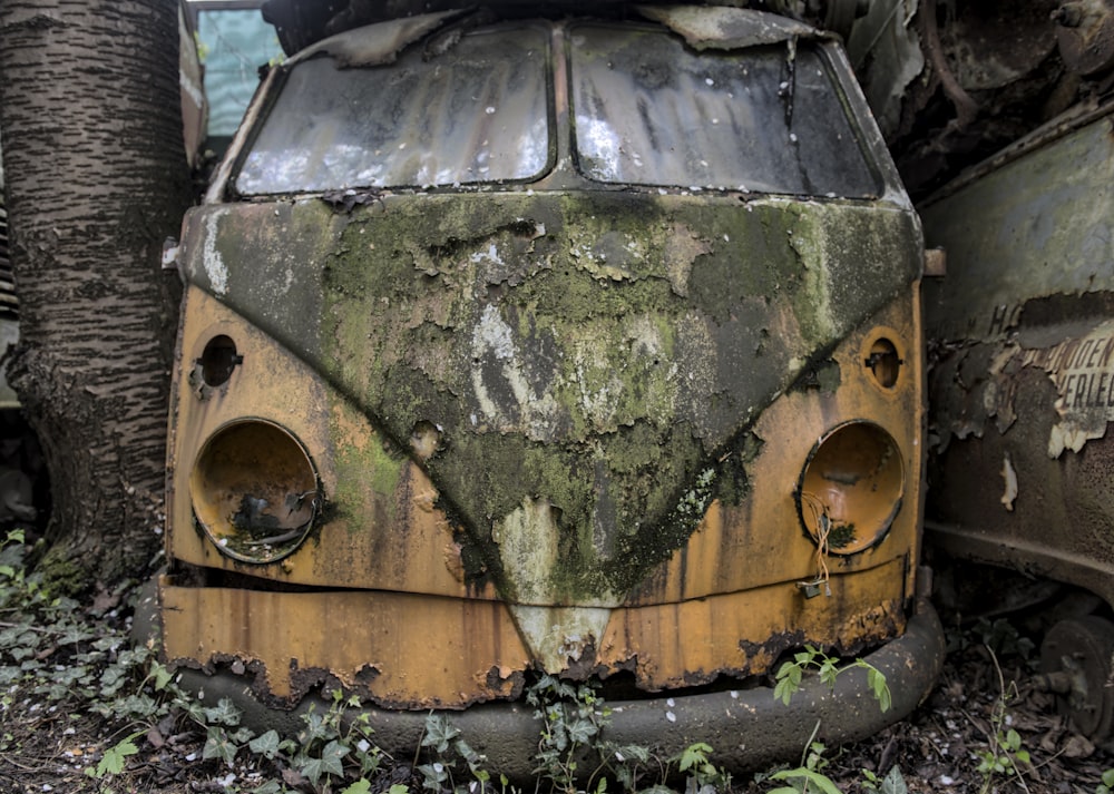 pièce de voiture marron et gris