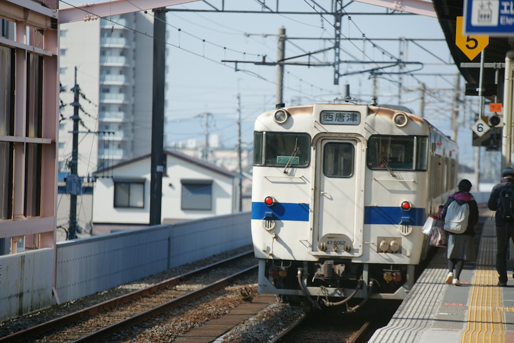 地下鉄を通過する白い電車