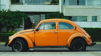 shallow focus photography of orange Volkswagen Beetle