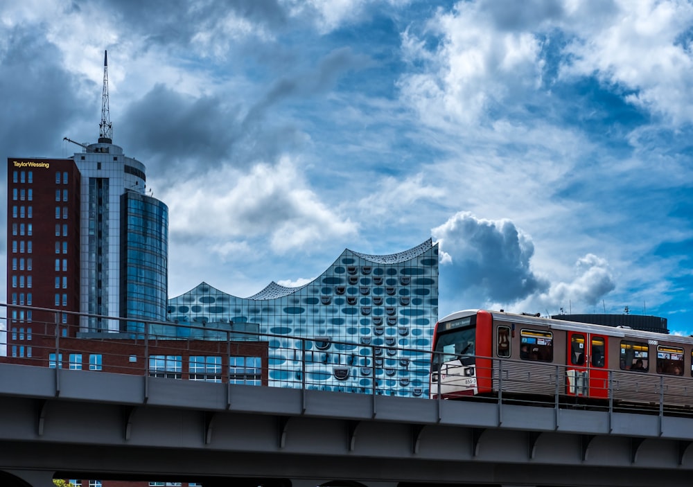 Tagsüber verkehrt Zug auf Schienen in der Nähe von Gebäuden