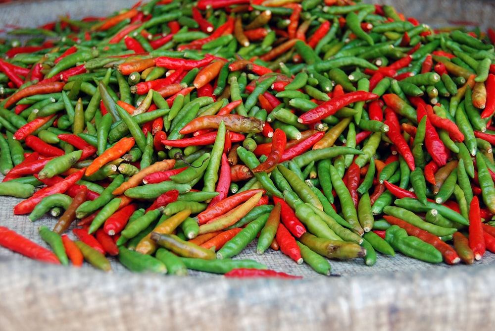 fotografia em close-up de pimentão verde e vermelho