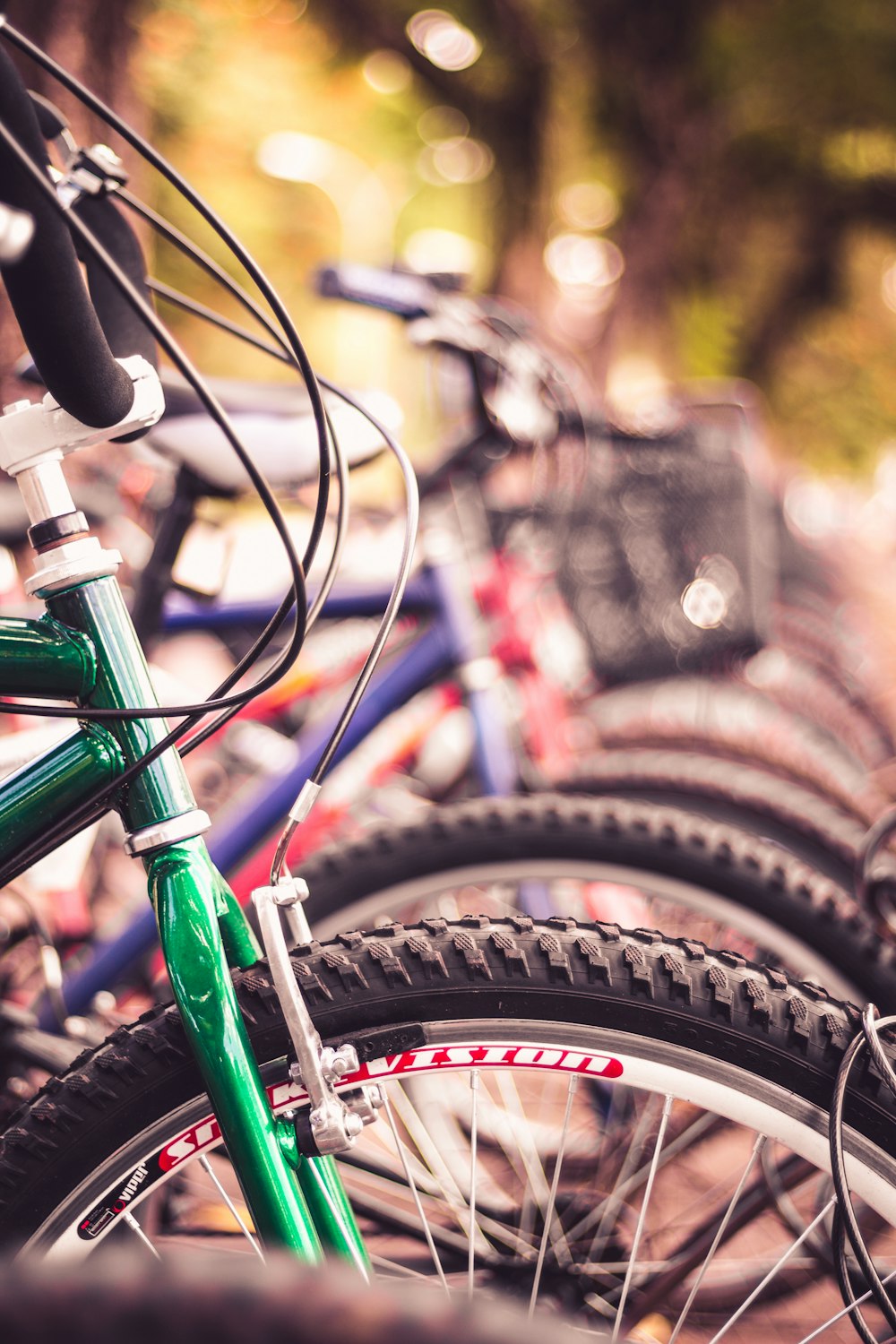 Flachfokusfotografie von grün und silberfarbenen Fahrrädern