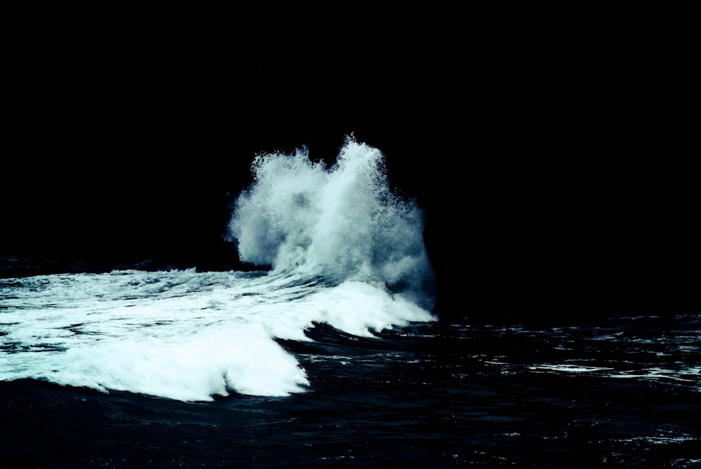 L'acqua di mare che si infrange sulla riva