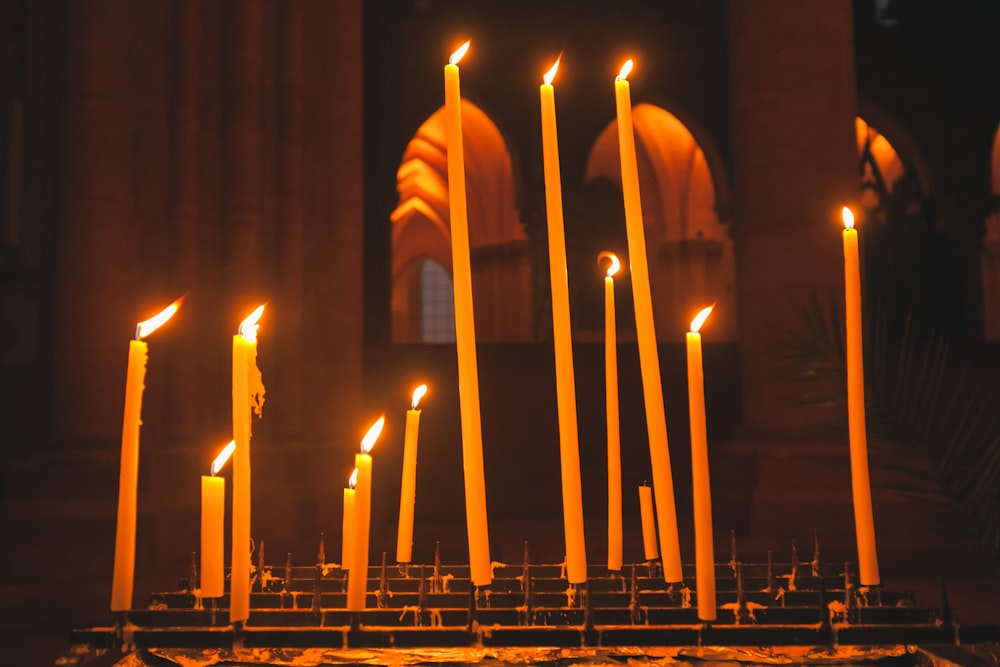 Hohe Kerzen in einer Kirche.