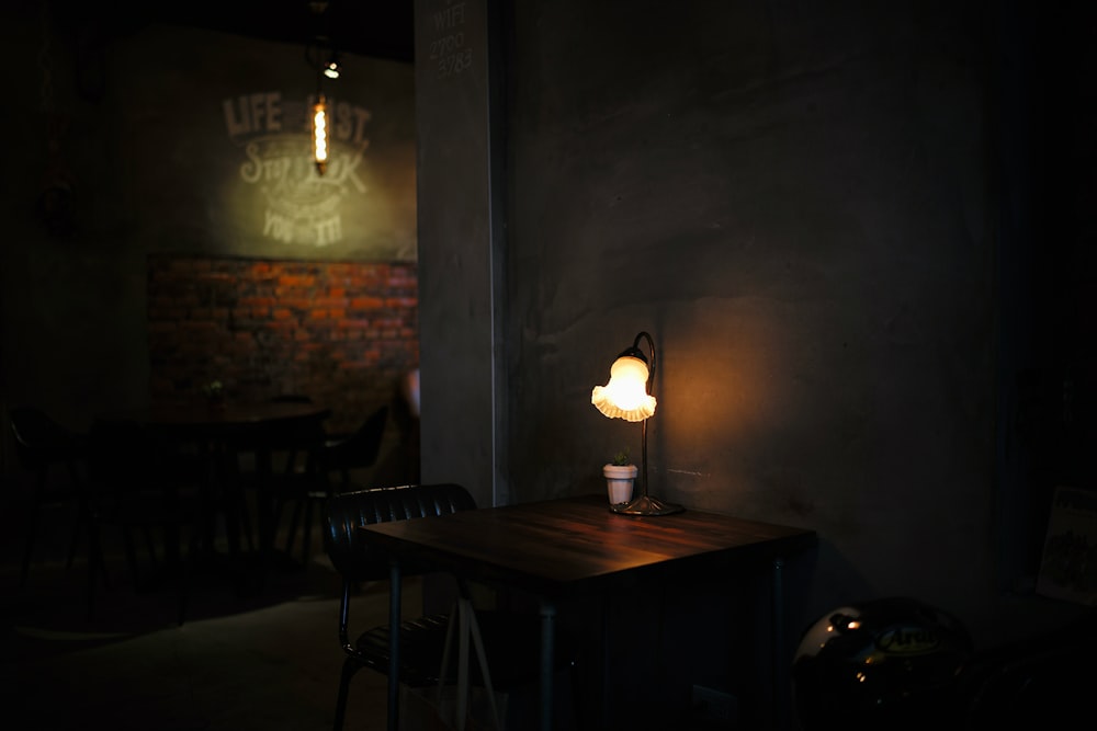 tavolo in legno marrone con lampada da tavolo