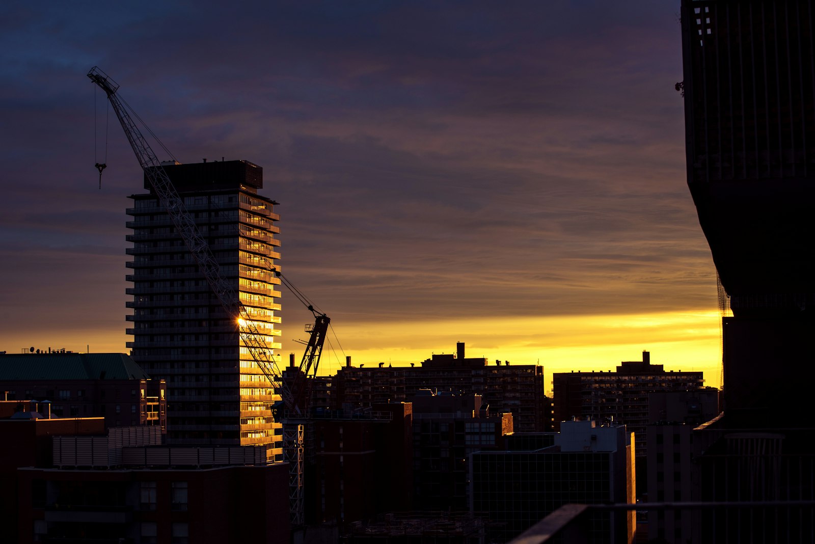 Nikon D750 + Nikon AF-S Nikkor 70-300mm F4.5-5.6G VR sample photo. Yellow sunset above high-rise photography