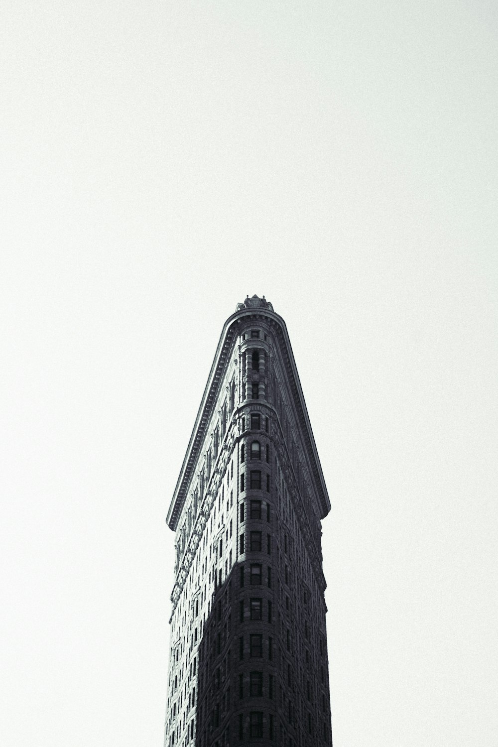 Fotografía en escala de grises de un edificio de hierro plano
