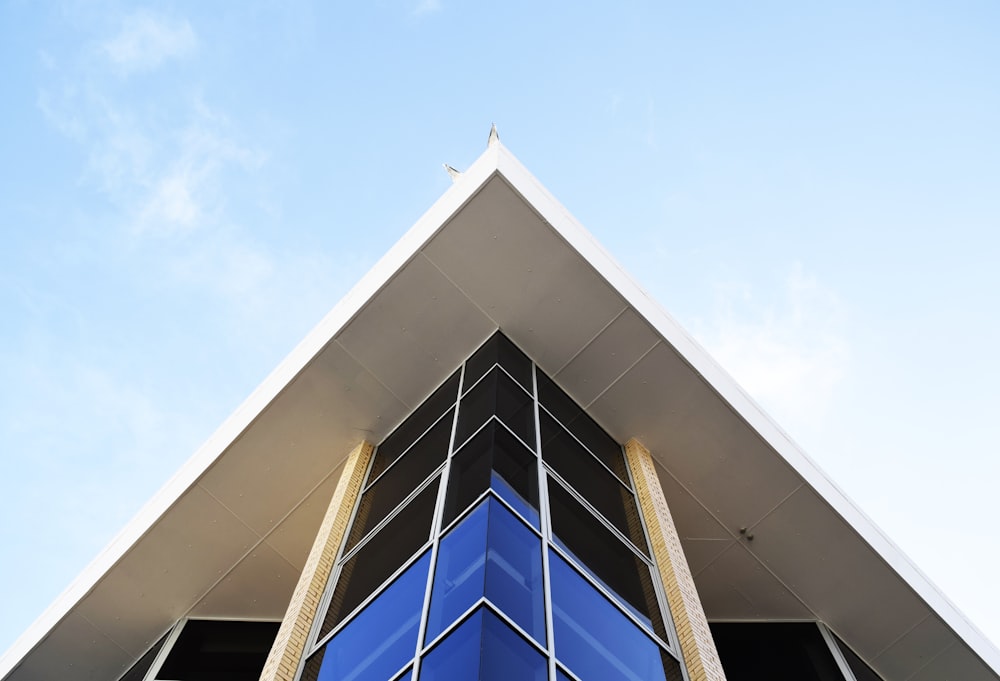 visão do olho do verme do edifício sob o céu azul claro