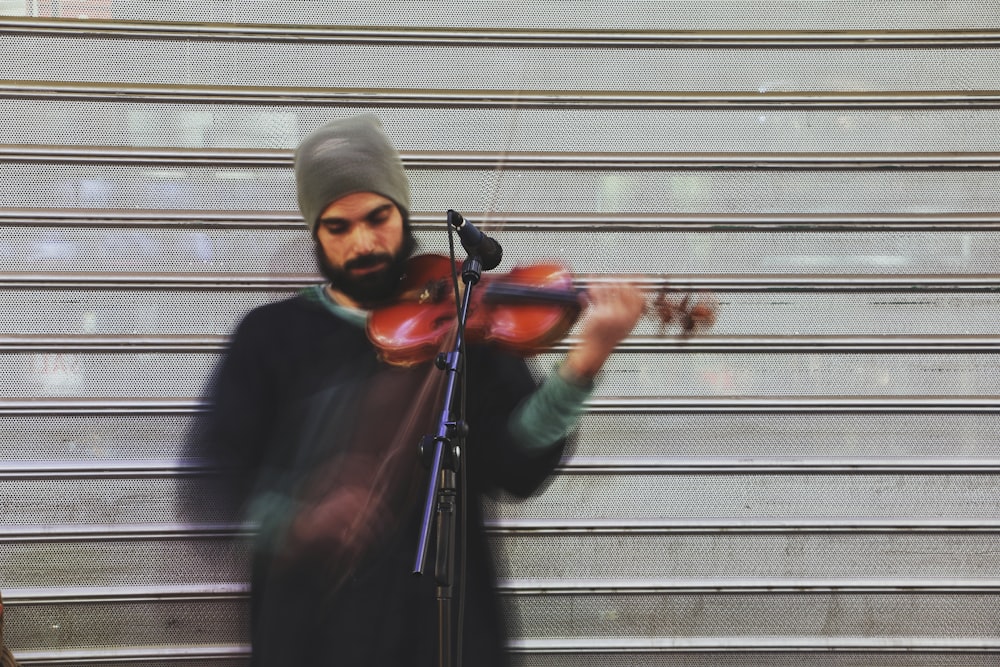 man playing violin during daytime