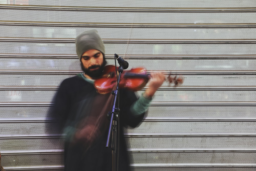Mann spielt tagsüber Geige