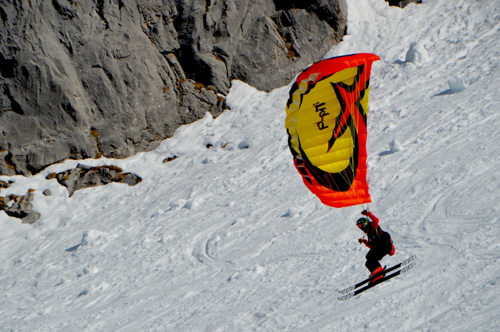 personne faisant du parachute et du ski