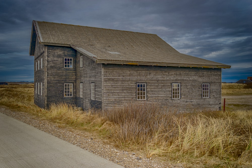 Maison brune près de la route pendant la journée