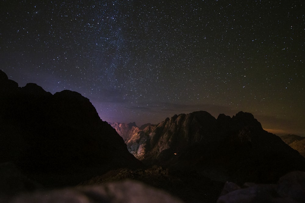 Montagna rocciosa durante la notte