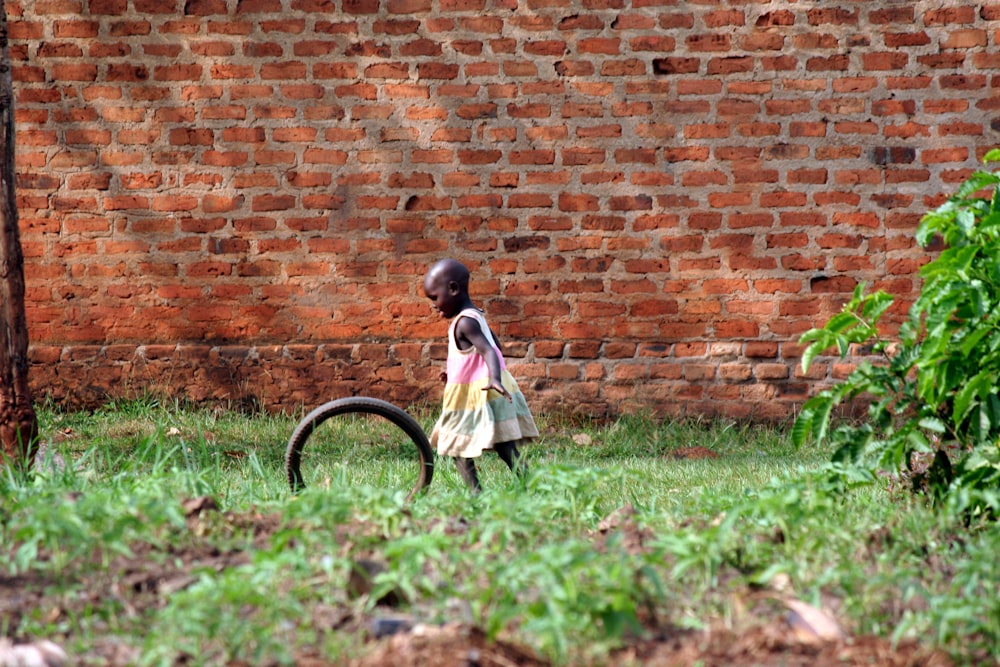 fille jouant roue de vélo