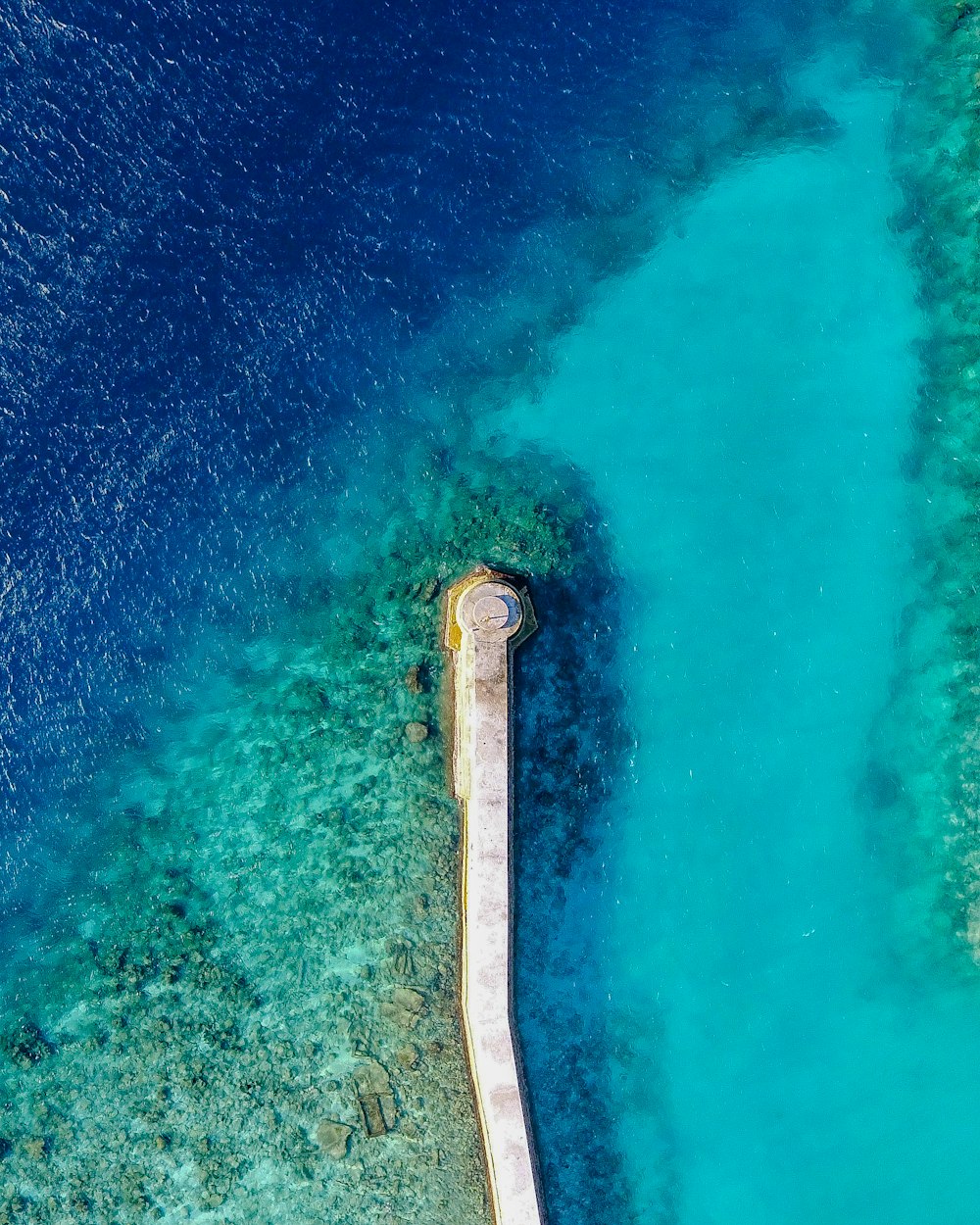 水域の間の建物