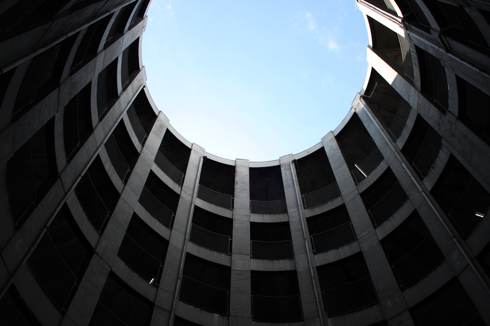 Wurmperspektive des Gebäudes mit Loch oben