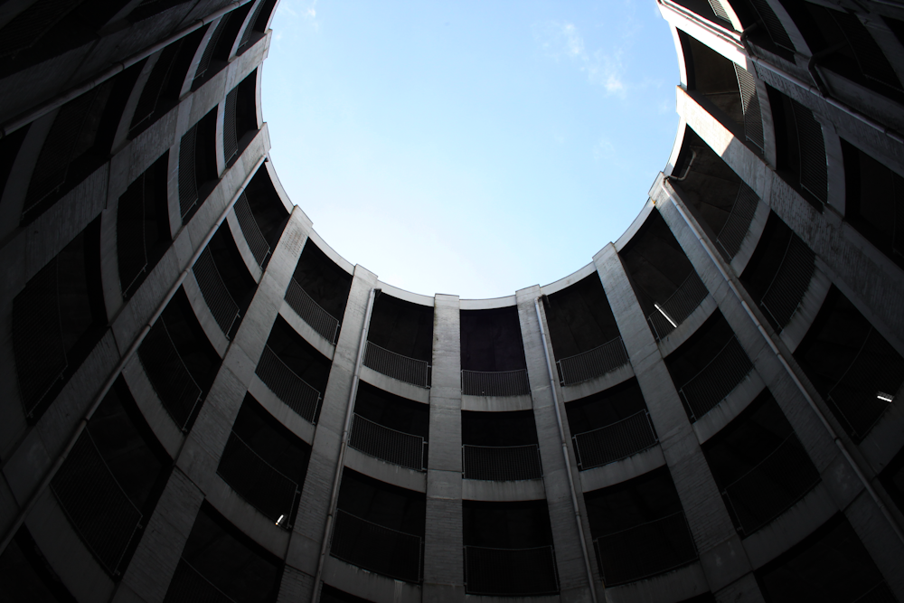 Vista a ojo de gusano del edificio con agujero en la parte superior