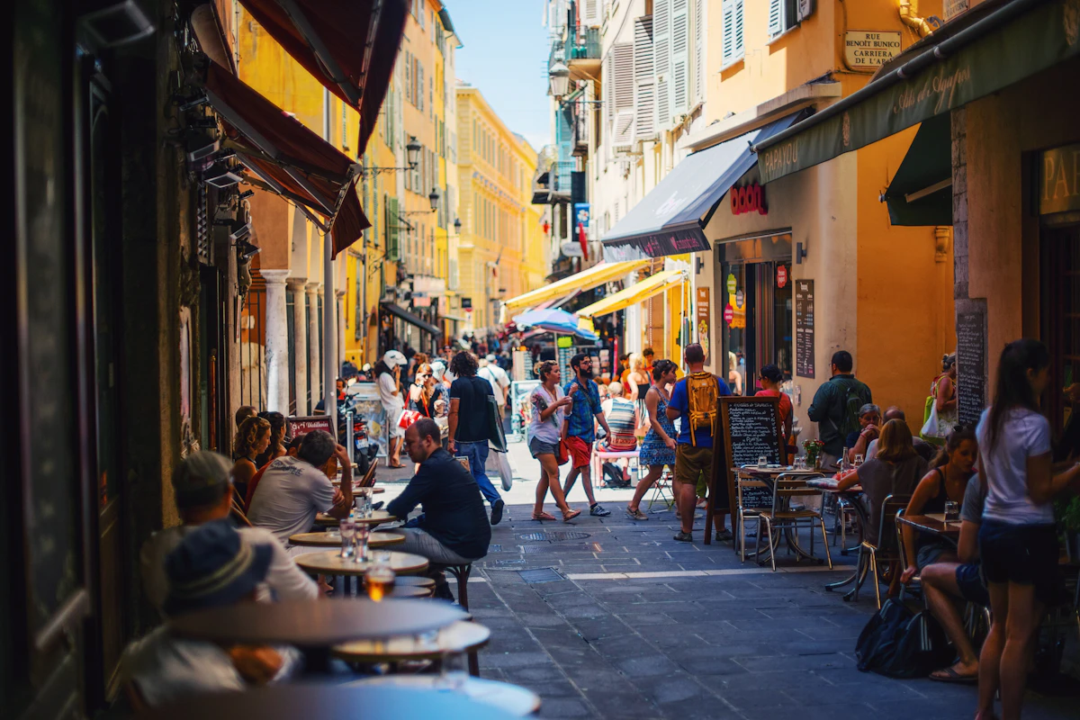 Unde te cazezi în Nisa - stradă cu terase pline în Vieux Nice