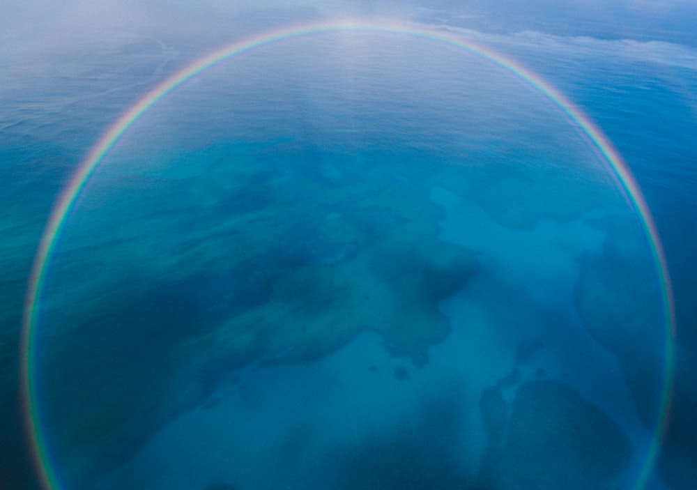 Fotografia a volo d'uccello dello specchio d'acqua