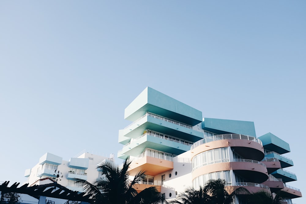 immeuble de grande hauteur multicolore pendant la journée