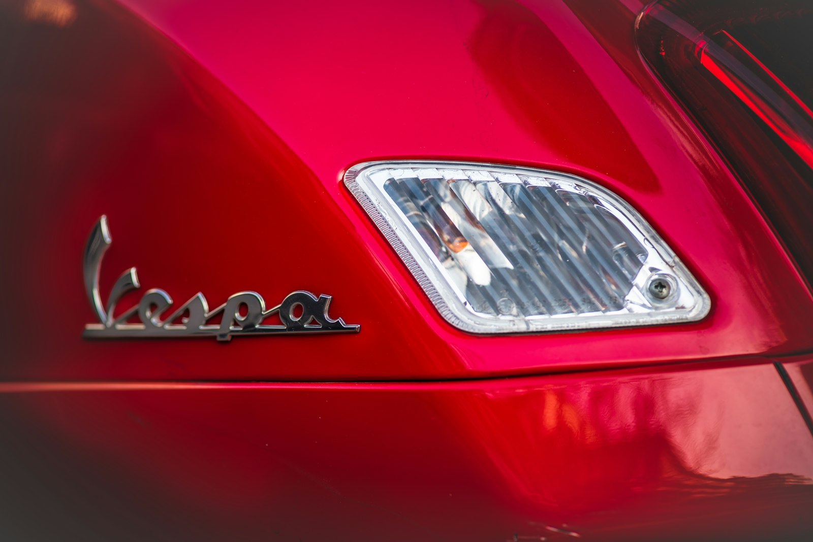 Nikon D810 + Nikon AF-S Micro-Nikkor 105mm F2.8G IF-ED VR sample photo. Silver vehicle car headlight photography