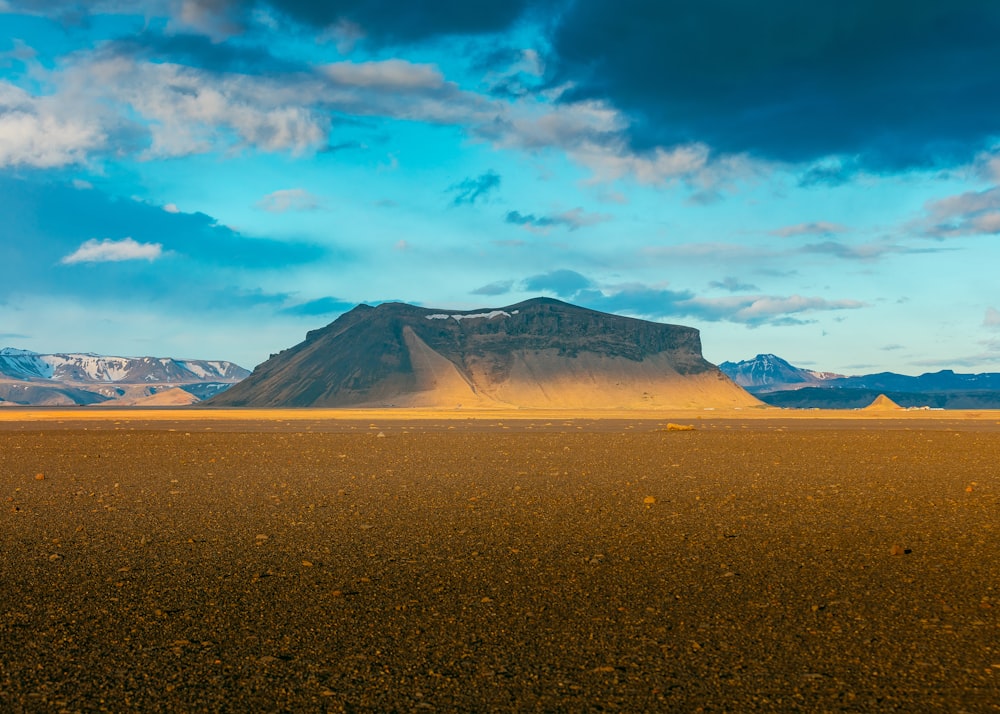 Berg unter weißen Wolken tagsüber