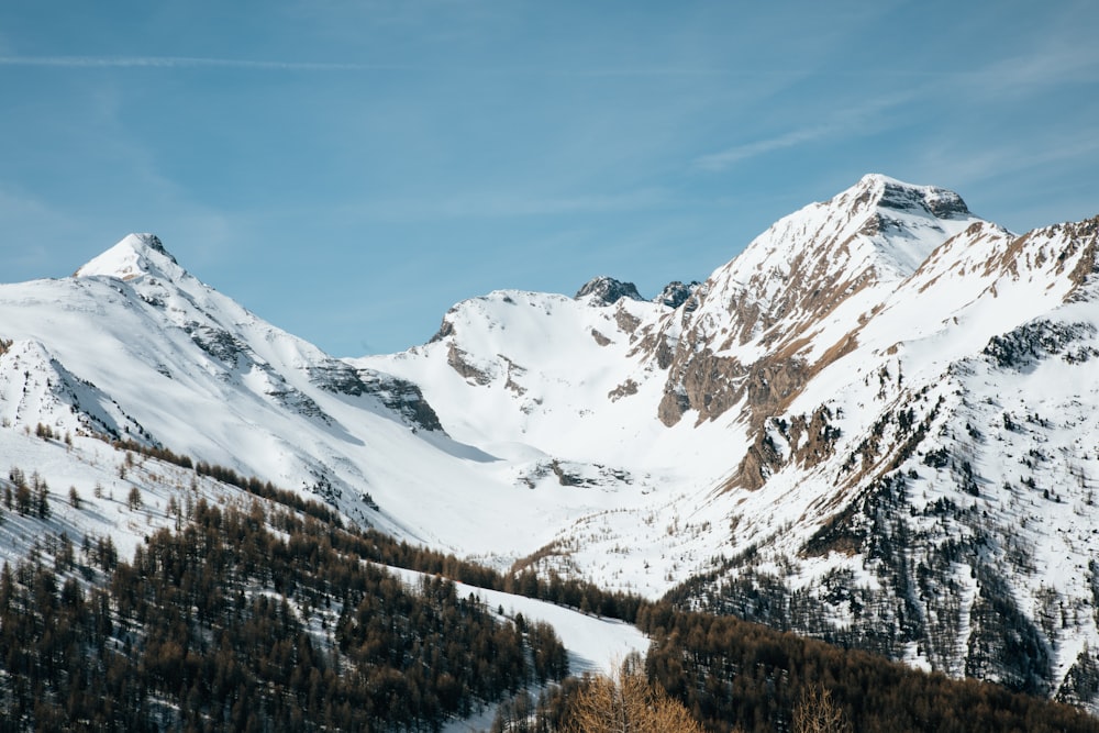 montanha coberta de neve sob o céu azul durante o dia