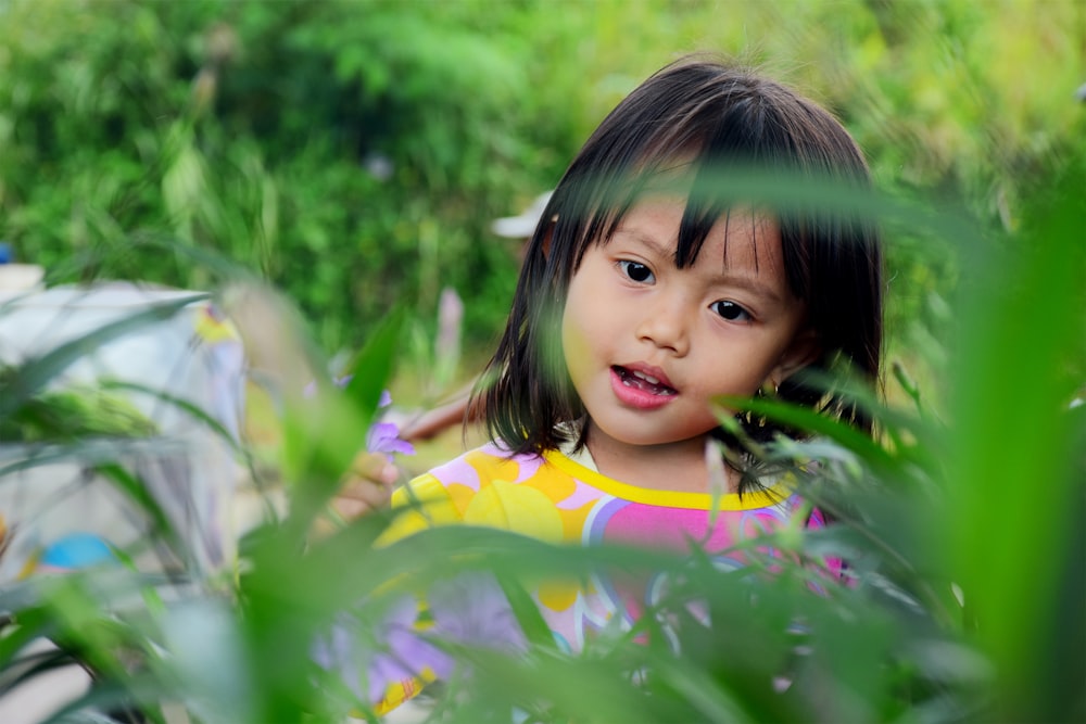 menina cercada por plantas