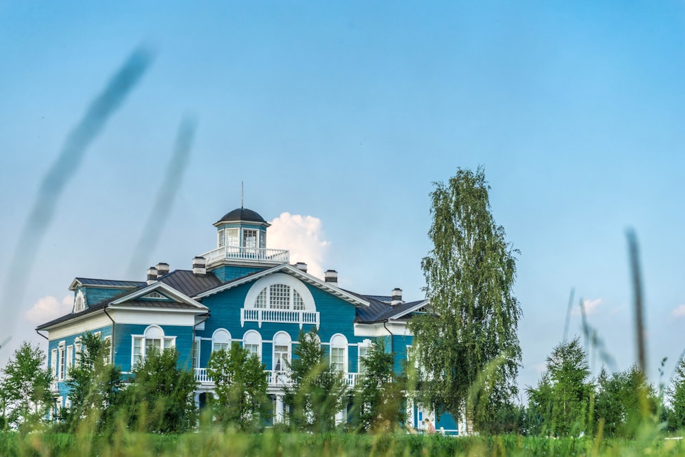 Photo de maison blanche et bleue